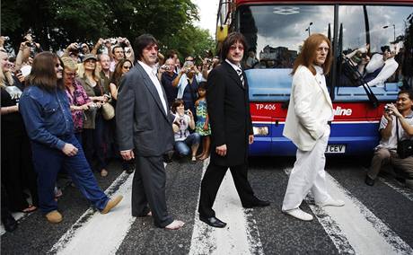 Imitátoi skupiny Beatles na slavné Abbey Road.
