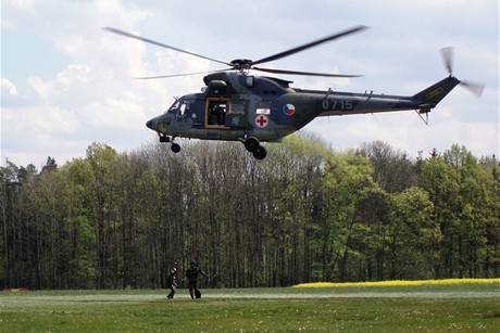 Vrtulník pistává na letiti v Líních u Plzn.