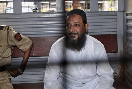 Muhammad Hanif, jeden z odsouzených atentátník, pi transportu od soudu