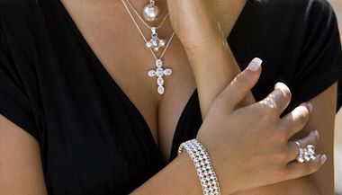 Zlat� pravidlo pokud se jedn� o dopl�ky k oble�en� do pr�ce: m�n� je v�ce. Velk� mno�stv� �perk� vypad� lacin�.