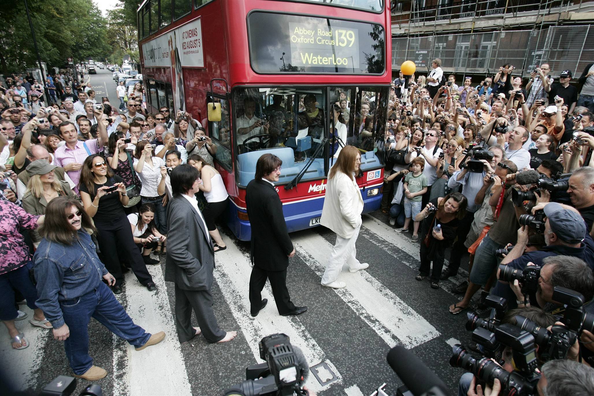 Imitáto�i skupiny Beatles na slavné Abbey Road.