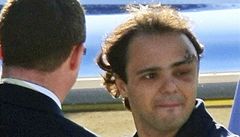Zraněný Felipe Massa na letišti.