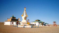 Khamariin Khiid byl kdysi významný buddhistický klá�t�r, ve 30. letech 20. století byl vyrabován a zni�en.