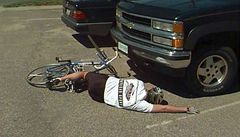 Cyklista pod autem - ilustrační foto.