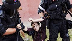 Policie zadrela také místopedsedkyni Dlnické mládee Lucii légrovou.