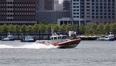 �luny pob�e�ní strá�e a newyorské policie mí�í na místo nehody.