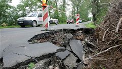 Ilustrační foto - poškozená silnice. | na serveru Lidovky.cz | aktuální zprávy
