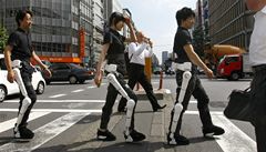V Japonsku vyvinuli rehabilitan oblek usnadujc chzi, podvejte se