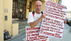 Denně protestuje proti pomalosti českých soudů, vydrží až do zimy