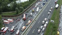 Vn nehoda autobusu blokuje dlnici mezi Vdn a Prahou