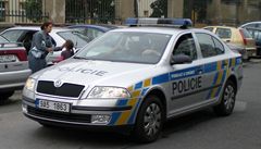 Na tramvajov zastvce v Praze bouralo policejn auto, dva zrann