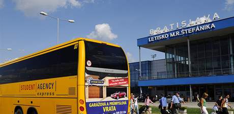 Nízkonákladová letecká firma SkyEurope pesunula od 15. srpna odbavení vídeských let do Bratislavy, piem klienty pepravuje z Rakouska autobusy eského dopravce Student Agency. 