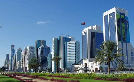Dubaj. Supermoderní obchodní centrum oblasti s vysokými mrakodrapy a honosnými sídly.
