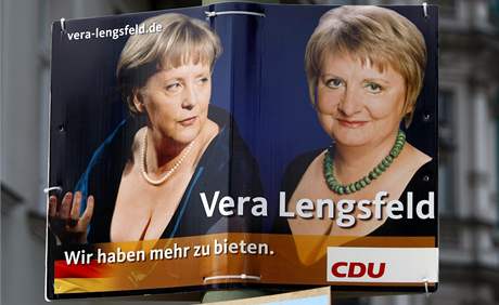 Angela Merkelová a Vera Lengsfeldová na vyzívavém pedvolebním plakátu