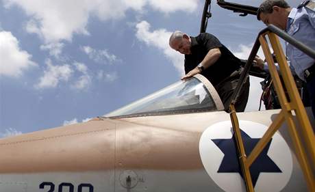 Izraelský premiér Benjamin Netanjahu na inspekci leteckých sil