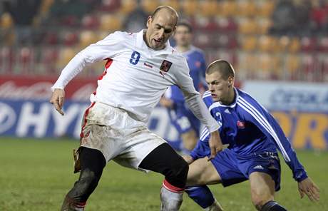 Slovenský obránce Martin krtel (vpravo) hlídal Jana Kollera v zápase v roce 2007.  