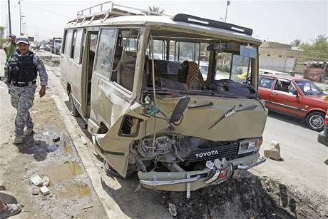 Následky exploze bomby u irácké iítské meity.