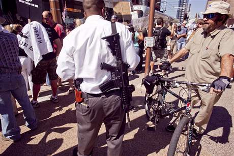 Na protest proti Obamovi pilo 12 mu se stelnými zbranmi.