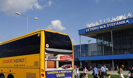 Nízkonákladová letecká firma SkyEurope přesunula od 15. srpna odbavení vídeňských letů do Bratislavy, přičemž klienty přepravuje z Rakouska autobusy českého dopravce Student Agency. 