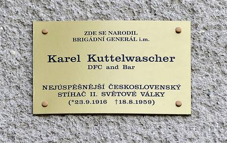 Pamětní deska nejúspěšnějšímu československému stíhači za druhé světové války brigádnímu generálovi Karlu Kuttelwascherovi byla odhalena na jeho rodném domě ve Svatém Kříži na Havlíčkobrodsku. 