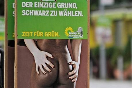 Předvolební plakát německých Zelených. Černá zadnice a bílé ruce.