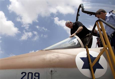 Izraelský premiér Benjamin Netanjahu na inspekci leteckých sil