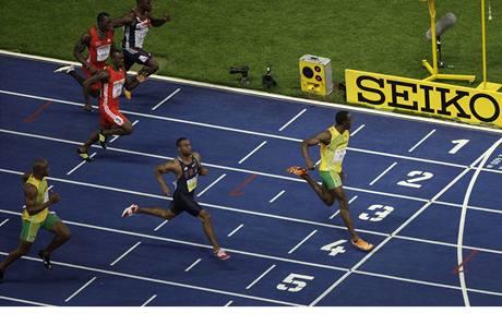 Usain Bolt s náskokem vítzí. 