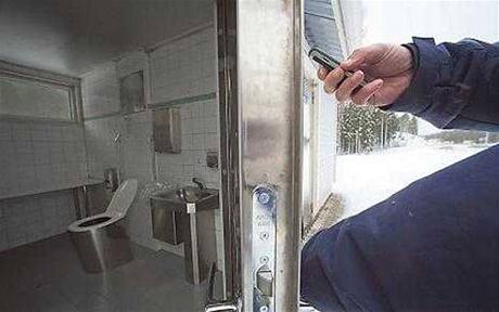 Toaleta v jednom švédském parku jde otevřít pouze kódem, který zájemci přijde formou sms.