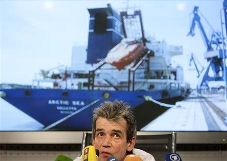 Michail Vojtnko, editor serveru Maritime Bulletine-Sovfracht, na tiskové konferenci ke zmizení Arctic Sea. 