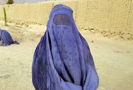Burka. Nejkonzervativnjí muslimský odv nosí eny v Afghánistánu.