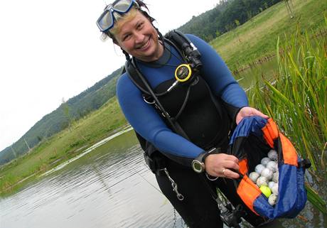 Potápi vylovili stovky golfových mík