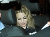 Americká zpvaka Madonna (vzadu) v limuzín, která ji 12. srpna v asných ranních hodinách dopravila z ruzyského letit do praského hotelu Mandarin Oriental. 