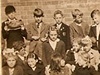 Paul McCartney (vlevo nahoe) na kolní fotografii
