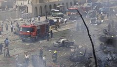 Exploze nedaleko ministerstva zahrani�í v Bagdádu, série mohutných útok� si vy�ádala tém�� osm desítek ob�tí.
