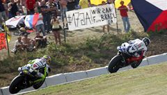 Rossi (vlevo) stíhá soupe�e. 