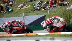 Vedoucí jezdci dv�st�padesátek Simonceolli a Passinni. 