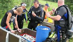 Potáp��i vylovili stovky golfových mí�k�