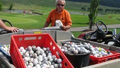 Potáp��i vylovili stovky golfových mí�k�