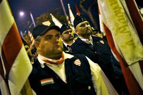 lenové radikálních Maarských gard protestovali 5. listopadu ped slovenskou ambasádou v Budapeti proti zásahu slovenské policie proti maarským fanoukm na fotbalovém zápase v Dunajské Stred.