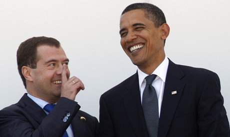 Americký prezident Barack Obama (vpravo) s ruským prezidentem Dmitrijem Medvedvem pi ervencovém setkání G8 v italské L´Aquile.