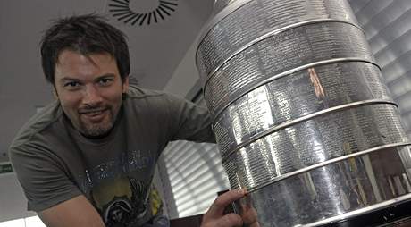 Petr Sýkora pijel ukázat Stanley cup. 