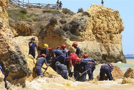 Portugaltí záchranái oetují zranné a hledají dalí obti.