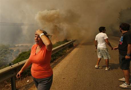 U Atén stále zuří mohutný požár, tisíce lidí evakuovány