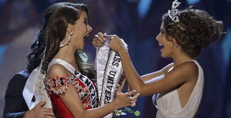 Nová Miss Universe, dívka z Venezuely, pebírá korunku a titul.