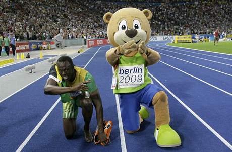 Usain Bolt slaví s maskotem ampionátu Berlinem