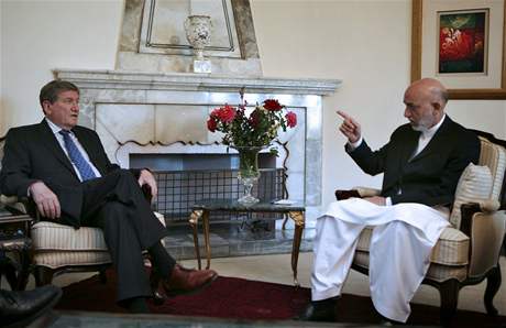 Zvlátní americký vyslanec v Afghánistánu Richarda Holbrooke (vlevo) a afghánský prezident Hamíd Karzáí.