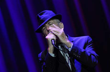 Leonard Cohen pi svém koncertu v Bratislav (28. srpna 2009)