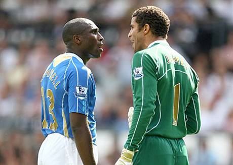 Sol Campbell (vlevo) a David James.