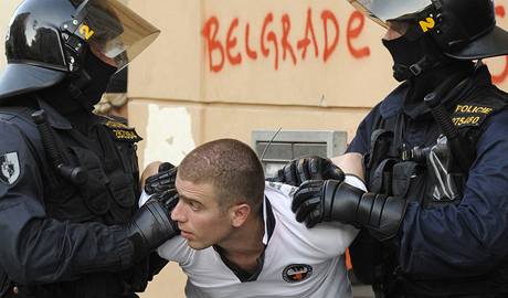 Policie zasahuje proti fanouškům Bělehradu.