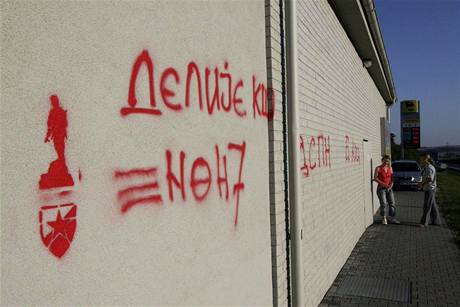 Fanouci srbského fotbalového týmu Crvena Zvezda Blehrad 19. srpna ádili cestou do Prahy na benzinové pump Agip u Velkých Nmic na Beclavsku, kterou posprejovali mimo jiné i logem klubu.